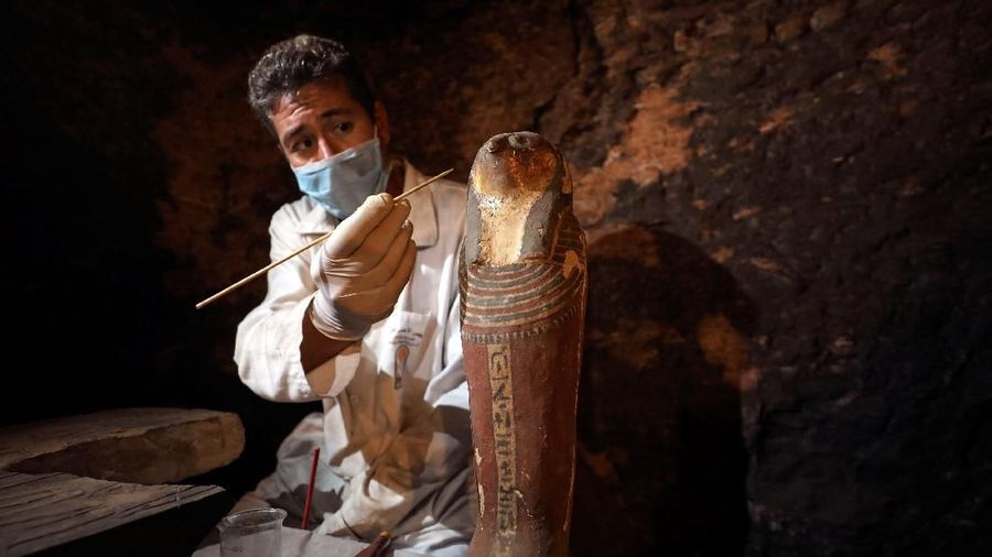Mumi itu ditemukan di tepi kompleks piramida Raja Userkaf di pemakaman kuno Saqqara, selatan Kairo, Mesir.