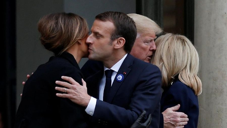 Presiden Prancis Emmanuel Macron dievakuasi dari gedung teater.