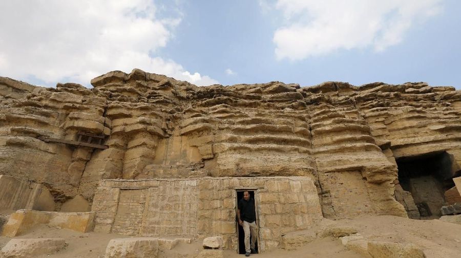 Mumi itu ditemukan di tepi kompleks piramida Raja Userkaf di pemakaman kuno Saqqara, selatan Kairo, Mesir.