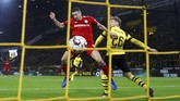 Lewandowski mencetak gol kedua pada menit ke-52. Namun gol penyerang Polandia itu tidak mampu menghadirkan kemenangan karena Reus dan Paco Alcacer mampu mencetak gol membalikkan keadaan. (REUTERS/Kai Pfaffenbach)