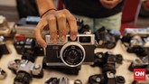 Mereka menilai fotografi analog memberi sensasi lebih mendebarkan, karena film yang dipakai bisa saja gagal menangkap gambar serta warna atau malah terbakar.