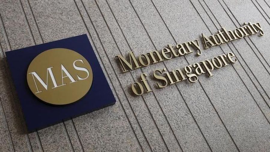 Logo Otoritas Moneter Singapura (MAS) digambarkan di gedungnya di Singapura. File photo 21 Februari 2013 ini. REUTERS / Edgar Su / File Photo