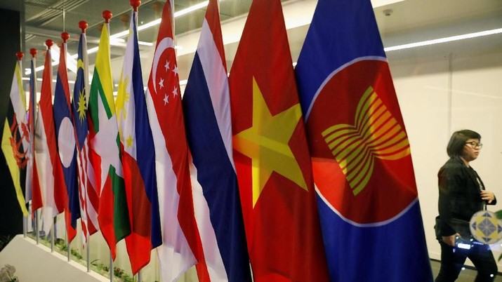 A woman passes ASEAN Summit flags at Suntec Convention Centre in Singapore, November 11, 2018. REUTERS/Edgar Su