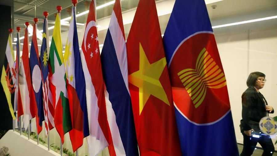Seorang wanita melintas di depan bendera ASEAN Summit di Suntec Convention Center di Singapura, 11 November 2018. REUTERS / Edgar Su A woman passes ASEAN Summit flags at Suntec Convention Centre in Singapore, November 11, 2018. REUTERS/Edgar Su