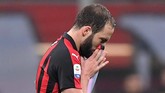 Duel lawan Juventus benar-benar jadi hari yang buruk untuk Gonzalo Higuain. Penalti gagal dan kartu merah menghiasi penampilan lawan mantan klubnya tersebut. (REUTERS/Alberto Lingria)