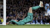David De Gea terlihat kecewa karena harus tiga kali memungut bola dari dalam gawangnya di laga derby Manchester. (REUTERS/Darren Staples)
