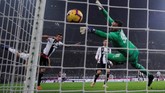 Saat laga baru memasuki menit kedelapan, Mario Mandzukic sudah berhasil membobol gawang AC Milan yang dikawal Gianluigi Donnarumma. (REUTERS/Alberto Lingria)