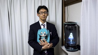 Pria Jepang Menikahi Gadis Hologram