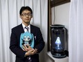 Pria Jepang Menikahi Gadis Hologram