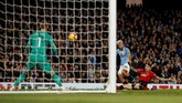 Manchester City lalu menggandakan keunggulan di menit ke-48. Tembakan keras Sergio Aguero tak bisa dihalau oleh David De Gea. (REUTERS/Darren Staples)