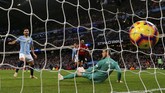 Usaha Manchester City akhirnya membuahkan hasil di menit ke-86. Ilkay Guendogan mencetak gol ketiga Manchester City di laga tersebut. (REUTERS/Darren Staples)