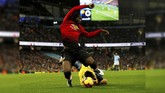 Manchester United sempat menunjukkan sinyal bangkit lewat gol penalti Anthony Martial di menit ke-58. Penalti didapat setelah Romelu Lukaku dijatuhkan Ederson. (Reuters/Jason Cairnduff)