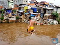 Kecerian Kehidupan Bocah Bantaran Sungai Ciliwung