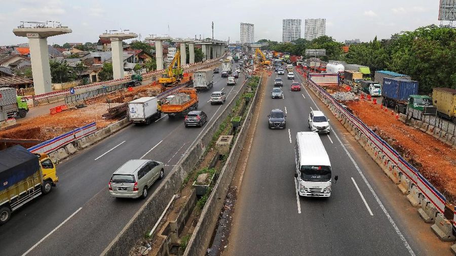 Pekerja menyelesaikan pengerjaan proyek infrastruktur jalan Tol Jakarta-Cikampek II (elevated) di kawasan tol Cikunir,  Bekasi,  Jawa Barat,  Senin (12/11/2018). Pembangunan tol tersebut memisahkan pengguna tol jarak jauh dengan pengguna jarak dekat yang berada di atas Jalan Tol Jakarta-Cikampek eksisting terbentang dari Cikunir sampai Karawang Barat dengan total panjang 36,4 km dan akan beroperasi 2019. (CNBC Indonesia/Andrean Kristianto)