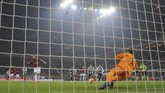 Peluang terbaik untuk menyamakan kedudukan ada di menit ke-41. Namun tendangan penalti Gonzalo Higuain gagal bersarang di gawang Wojciech Szczesny (REUTERS/Alberto Lingria)