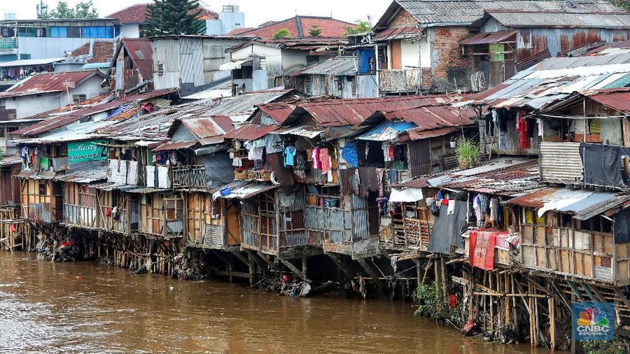 Seorang anak bermain di bantaran sungai Ciliwung, Manggarai, Jakarta Selatan, Senin (12/11/2018). Warga sekitar mengaku betah tinggal di kawasan kumuh bantaran kali meski rela kebanjiran di kala musim penghujan. Kepala BPS, Suhariyanto, menyebut bahwa angka kemiskinan 9,82% ini bukanlah jumlah yang sedikit jika mengacu pada jumlah keseluruhan penduduk Indonesia. (CNBC Indonesia/Andrean Kristianto)