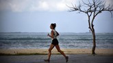 Seorang wisatawan asing berlari di kawasan Kuta Beach Park The Mandalika di Desa Kuta, Kecamatan Pujut, Praya, Lombok Tengah, NTB.