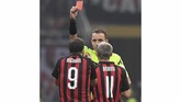 Gonzalo Higuain menerima kartu kuning kedua dan harus keluar lapangan. Kartu kuning kedua didapat Higuain karena ia berteriak ke arah wasit usai mendapat kartu kuning. (REUTERS/Alberto Lingria)