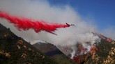 Kebakaran hutan terus menjalar di California, Amerika Serikat, hingga menewaskan 31 orang terhitung sampai Minggu (11/11). (Reuters/Eric Thayer)