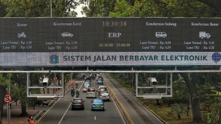 Sejumlah kendaraan bermotor melintas di gerbang Electronic Road Pricing (ERP) saat uji coba di Jalan Medan Merdeka Barat, Jakarta, Selasa (13/11/2018). Pemerintah Provinsi DKI Jakarta akan melakukan uji coba coba sistem jalan berbayar atau electronic road pricing (ERP) secara terbatas pada 14 November 2018. Gerbang ERP di jalan Medan Merdeka Barat ini merupakan yang ketiga dipasang untuk uji coba pelaksanaan jalan berbayar. (CNBC Indonesia/Andrean Kristianto) Sejumlah kendaraan bermotor melintas di gerbang Electronic Road Pricing (ERP) saat uji coba di Jalan Medan Merdeka Barat, Jakarta, Selasa (13/11/2018). Pemerintah Provinsi DKI Jakarta akan melakukan uji coba coba sistem jalan berbayar atau electronic road pricing (ERP) secara terbatas pada 14 November 2018. Gerbang ERP di jalan Medan Merdeka Barat ini merupakan yang ketiga dipasang untuk uji coba pelaksanaan jalan berbayar. (CNBC Indonesia/Andrean Kristianto)