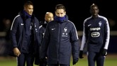 Penyerang timnas Perancis Florian Thauvin menjalani latihan di Clairefontaine, Senin (12/11) malam waktu setempat. Perancis dijadwalkan menghadapi Belanda (16/11) dan Uruguay (20/11). (REUTERS/Benoit Tessier)