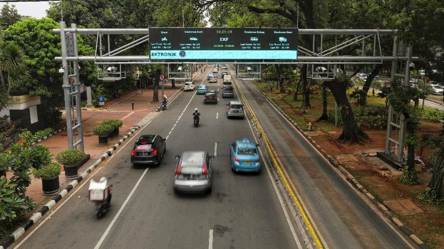 Sejumlah kendaraan bermotor melintas di gerbang Electronic Road Pricing (ERP) saat uji coba di Jalan Medan Merdeka Barat, Jakarta, Selasa (13/11/2018). Pemerintah Provinsi DKI Jakarta akan melakukan uji coba coba sistem jalan berbayar atau electronic road pricing (ERP) secara terbatas pada 14 November 2018. Gerbang ERP di jalan Medan Merdeka Barat ini merupakan yang ketiga dipasang untuk uji coba pelaksanaan jalan berbayar. (CNBC Indonesia/Andrean Kristianto)