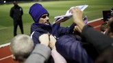 Penyerang timnas Perancis Antoine Griezmann memberikan tanda tangan kepada penggemar yang hadir di Clairefontaine. (REUTERS/Benoit Tessier)