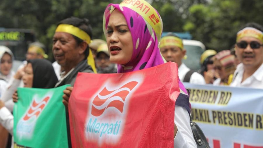 Puluhan mantan karyawan PT. Merpati berdemo di depan Gedung Kementerian Keuangan, Jakarta Pusat, Selasa (13/11/2018). Para mantan karyawan tersebut menuntut agar Majelis Hakim Pengadilan Niaga agar memutuskan homologi terhadap PT. Merpati, sehingga perusahaan tersebut tidak dipailitkan dan mereka mendapatkan hak atas pesangonnya. (CNBC Indonesia/Andrean Kristianto)
