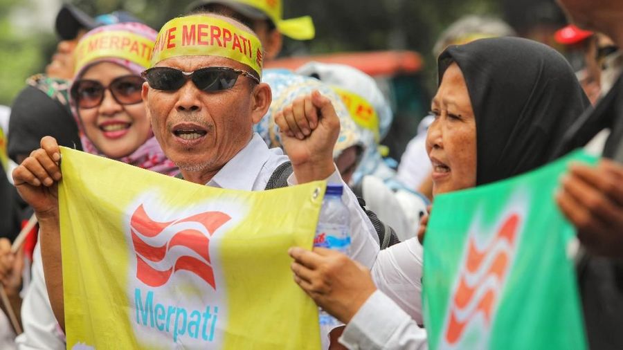 Puluhan mantan karyawan PT. Merpati berdemo di depan Gedung Kementerian Keuangan, Jakarta Pusat, Selasa (13/11/2018). Para mantan karyawan tersebut menuntut agar Majelis Hakim Pengadilan Niaga agar memutuskan homologi terhadap PT. Merpati, sehingga perusahaan tersebut tidak dipailitkan dan mereka mendapatkan hak atas pesangonnya. (CNBC Indonesia/Andrean Kristianto)