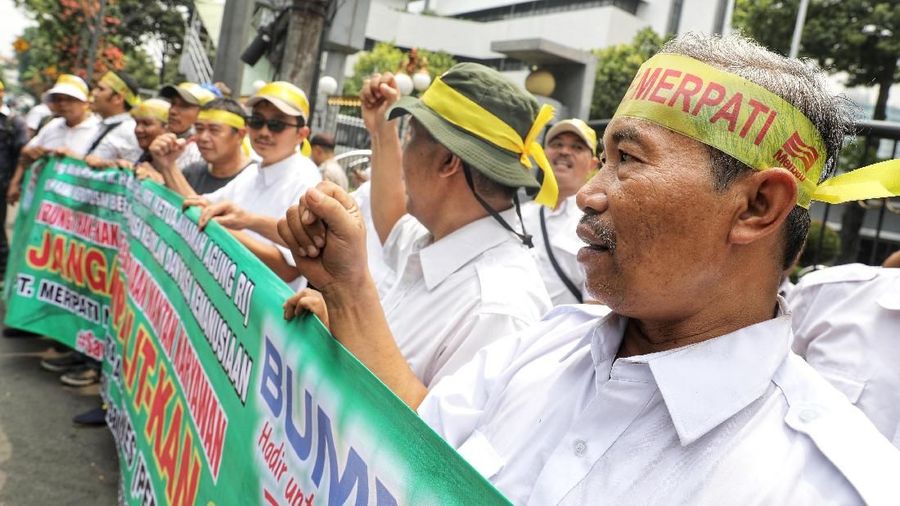 Dalam aksinya, mereka meminta maskapai Merpati Airlines kembali dihidupkan.