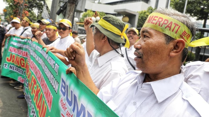 Dalam aksinya, mereka meminta maskapai Merpati Airlines kembali dihidupkan.