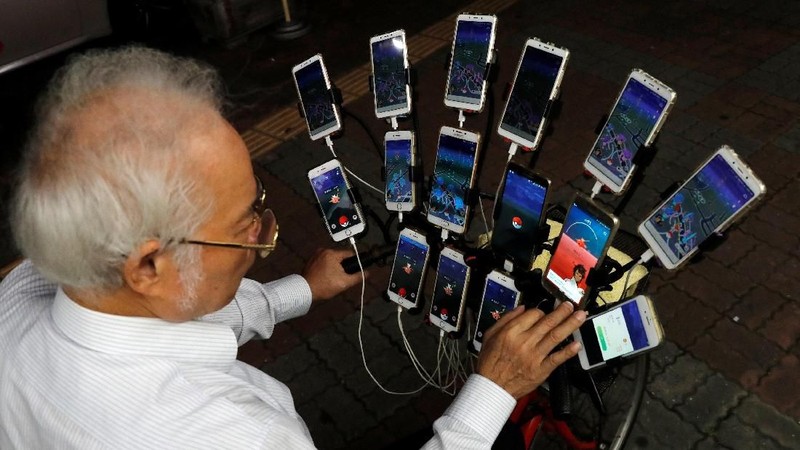 ia menghabiskan sekitar $ 300 atau sekitar Rp 4.440.000 per bulan untuk mata uang virtual yang digunakan selama permainan.