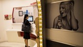 Seorang wanita terlihat memesan ruangan karaoke untuk dinikmati sendirian. Ohitorisama atau sebuah seni untuk melakukan segala kegiatan sendirian merupakan salah satu tren di Jepang.