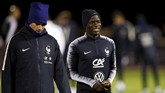Penyerang timnas Perancis Antoine Griezmann dan gelandang N'Golo Kante terlihat berbicara santai saat menjalani latihan. Timnas Perancis harus kehilangan dua pemain kunci, Paul Pogba dan Anthony Martial, karena cedera. (REUTERS/Benoit Tessier)