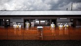 Keamanan yang rawan, pembangkangan publik mengenai vaksinasi, dan perebutan kekuasaan politik menyebabkan wabah Ebola menyebar luas. (Photo by John WESSELS/AFP)