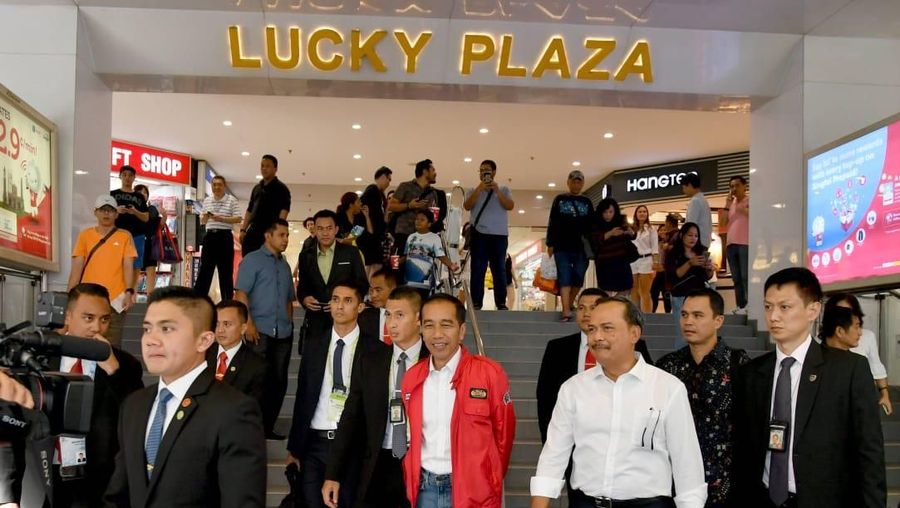 Jokowi dan rombongan tiba di Orchard Road sekitar pukul 15.30 waktu setempat. Sejumlah WNI di lokasi itu langsung menyambut Jokowi.
