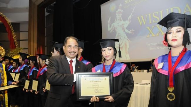 Menpar Dorong Lulusan STP Bali Berwirausaha Lewat Digital