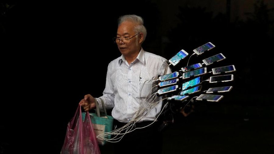 ia menghabiskan sekitar $ 300 atau sekitar Rp 4.440.000 per bulan untuk mata uang virtual yang digunakan selama permainan.