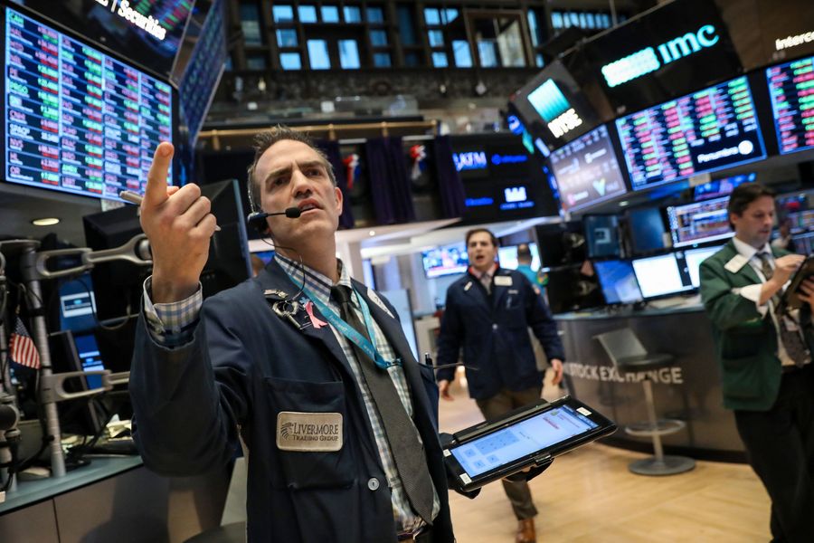 Ekspresi Trader di lantai bursa amerika di New York Stock Exchange (NYSE) di New York City, AS, 12 November 2018. REUTERS / Brendan McDermid
