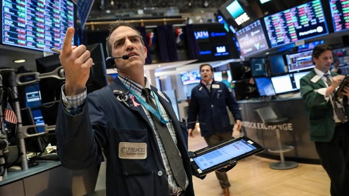 Traders work on the floor at the New York Stock Exchange (NYSE) in New York City, U.S., November 12, 2018. REUTERS/Brendan McDermid