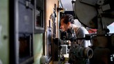 Pada 1920, orang berduyun-duyun datang ke Bioskop Breitenseer Lichtspiele untuk menonton berbagai film bisu, seperti 'A Woman of Affairs' yang dibintangi oleh Greta Garbo. (REUTERS/Lisi Niesner)