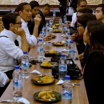 Bergaya Kasual, Jokowi & WNI di Singapura Makan Bebek Goreng