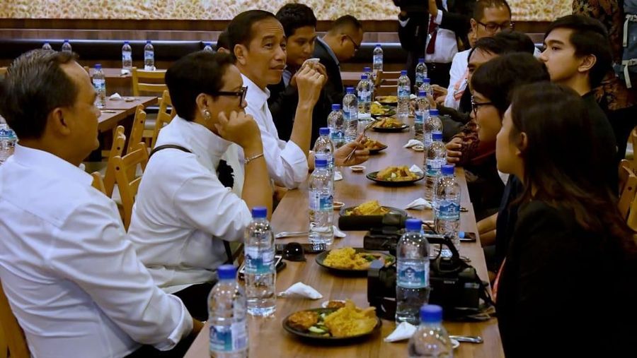 Jokowi dan rombongan tiba di Orchard Road sekitar pukul 15.30 waktu setempat. Sejumlah WNI di lokasi itu langsung menyambut Jokowi.