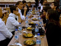 Bergaya Kasual, Jokowi & WNI di Singapura Makan Bebek Goreng