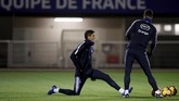 Bek timnas Perancis Raphael Varane saat menjalani latihan. Pelatih Didier Deschamps memutuskan untuk memulangkan Anthony Martial dan Paul Pogba meski kedua pemain sempat datang ke Clairefontaine. (REUTERS/Benoit Tessier)