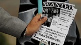 Pamflet yang disebut mencela kehadiran BTS, disebarkan di lokasi konser di Jepang. (REUTERS/Kim Kyung-Hoon)