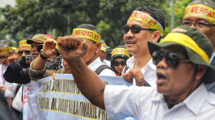 Dalam aksinya, mereka meminta maskapai Merpati Airlines kembali dihidupkan.