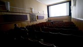 Seorang pecinta film bernama Axel Walde menonton film di Bioskop Breitenseer Lichtspiele yang merupakan salah satu bioskop tertua di dunia. (REUTERS/Lisi Niesner)