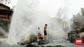 Geyser air panas di Cosilok kerap menjadi pilihan para wisatawan untuk bersantai.