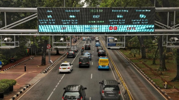 Sejumlah kendaraan bermotor melintas di gerbang Electronic Road Pricing (ERP) saat uji coba di Jalan Medan Merdeka Barat, Jakarta, Selasa (13/11/2018). Pemerintah Provinsi DKI Jakarta akan melakukan uji coba coba sistem jalan berbayar atau electronic road pricing (ERP) secara terbatas pada 14 November 2018. Gerbang ERP di jalan Medan Merdeka Barat ini merupakan yang ketiga dipasang untuk uji coba pelaksanaan jalan berbayar. (CNBC Indonesia/Andrean Kristianto)